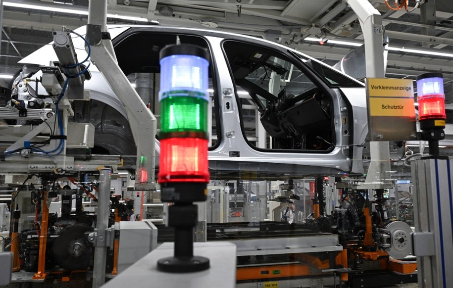 Kryzys chipowy w Volkswagenie. Produkcja na razie zabezpieczona /Hendrik Schmidt /PAP/EPA