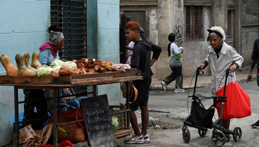Kryzys gospodarczy na Kubie spycha ludzi w nędzę. Średnia emerytura starczy na paczkę jajek