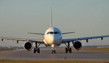 Kryzys paliwowy uziemia samoloty. Ryanair, Wizz Air i LOT tną połączenia