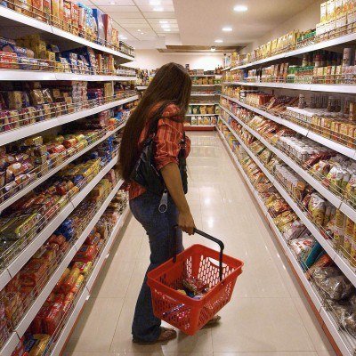 Kryzys sprawił, że konsumenci zmieniają przyzwyczajenia i szukają tańszych marek /AFP