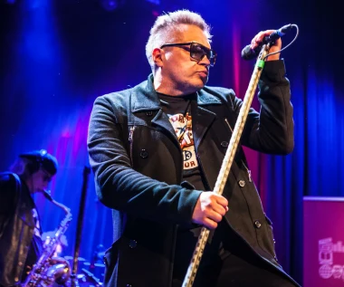 Kryzys twórczy i finansowy zmusiły Muńka do emigracji. Tak powstał przebój "Warszawa"