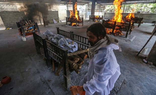 Kryzys w Indiach, biją kolejne covidowe rekordy. Europa przymyka drzwi