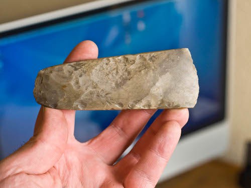 Krzemienna siekierka ma ponad 4 tys. lat &nbsp; /fot. Policja