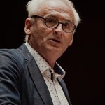 Krzesimir Dębski Krzesimir Dębski nie czeka na rozwód z Anną Jurksztowicz? Kompozytor przyłapany na czułych gestach