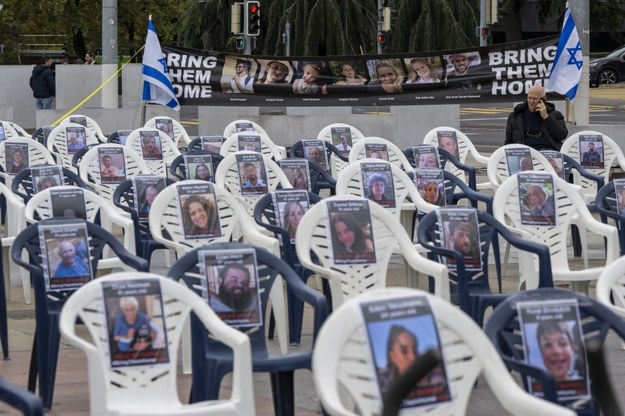 Krzesła ze zdjęciami osób porwanych przez Hamas /MARTIAL TREZZINI /PAP/EPA