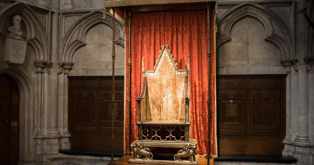 Krzesło koronacyjne od XIII/XIV wieku służy podczas koronacji brytyjskich monarchów /123RF/PICSEL