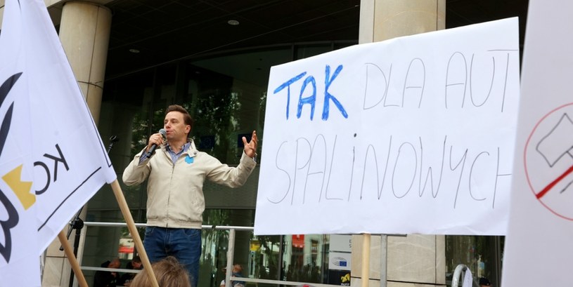 Krzysztof Bosak podczas protestu Konfederacji przeciwko zakazowi sprzedaży aut spalinowych w lipcu 2022 roku /Piotr Molecki /East News