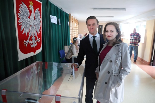 Krzysztof Bosak z żoną Kariną głosuje w jednym z lokali wyborczych w Warszawie / 	Tomasz Gzell    /PAP