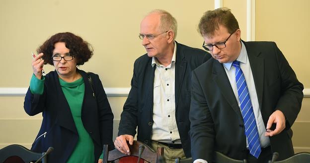 Krzysztof Czabański (C), Elżbieta Kruk (L) i Piotr Babinetz (P) /PAP