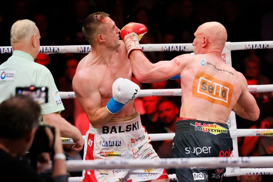 Krzysztof "Diablo" Włodarczyk i Adam Balski w walce wieczoru o tymczasowy tytuł mistrza świata WBC w kategorii bridger (do 101,6 kg) podczas bokserskiej gali KnockOut Boxing Night 39 w Kaliszu /Tomasz Wojtasik /PAP