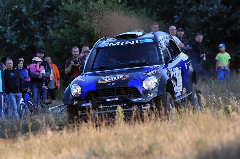Krzysztof Hołowczyc i Łukasz Kurzeja w samochodzie Mini ALL4 Racing /Fot. Marcin Bielecki /PAP