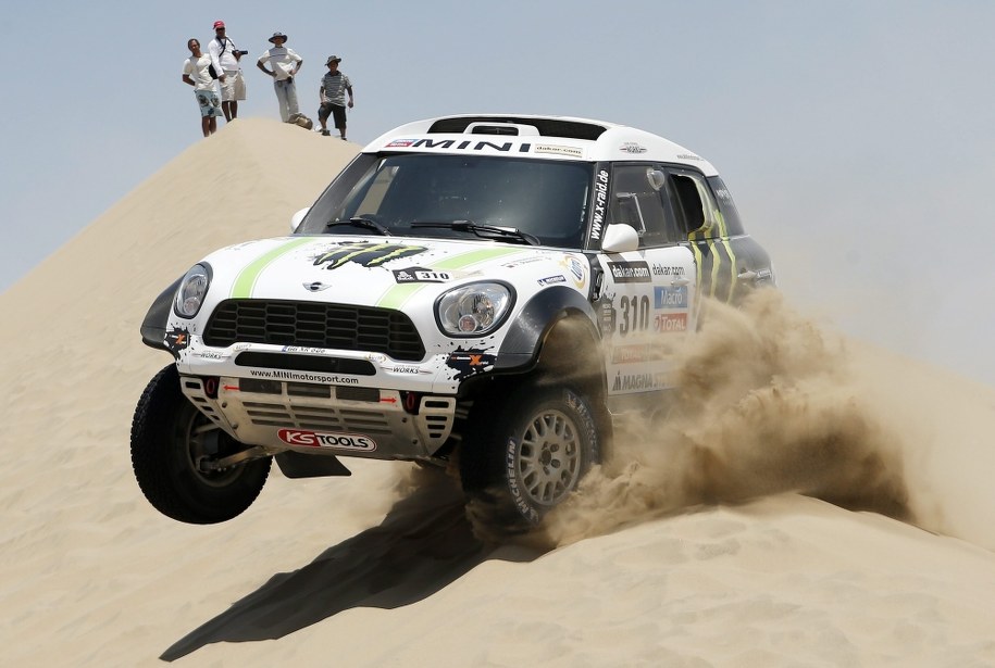 Krzysztof Hołowczyc na trasie Rajdu Dakar /Felipe Trueba /PAP/EPA