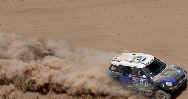 Krzysztof Hołowczyc na trasie Rajdu Dakar /AFP