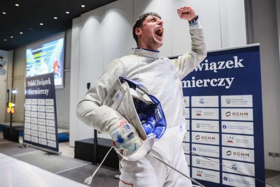 Krzysztof Kaczkowski cieszy się ze zwycięstwa w pojedynku finałowym z Sandro Bazadze z Gruzji podczas turnieju "O Szablę Wołodyjowskiego" / 	Leszek Szymański    /PAP