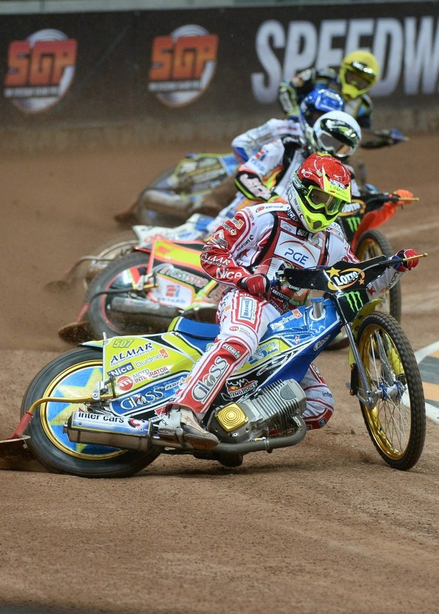 Krzysztof Kasprzak (kask czerwony), Duńczycy Nicki Pedersen (niebieski) i Michael Jepsen Jensen (biały) oraz Australijczyk Troy Batchelor (żółty) /Bartłomiej Zborowski /PAP