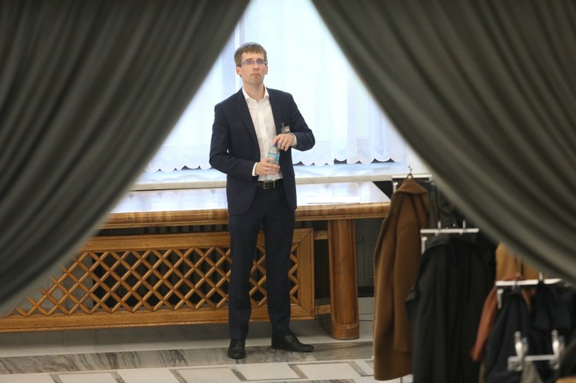 Krzysztof Kasprzak na sejmowych korytarzach /Tomasz Jastrzębowski /Reporter