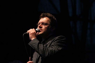 Krzysztof Kiljański zaznaczył, że śpiewa piosenki "jesienne" /INTERIA.PL