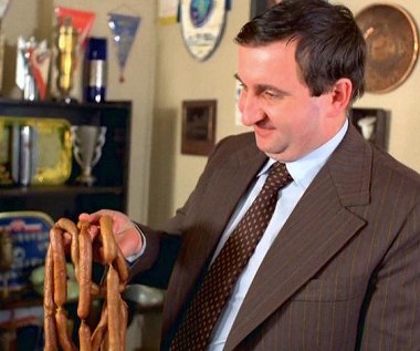 Krzysztof Kowalewski jako Jan Hochwander, kierownik produkcji filmu "Ostatnia paróweczka hrabiego Barry Kenta"