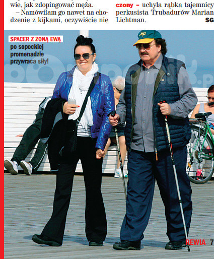 Krzysztof Krawczyk na spacerze z żoną /Rewia