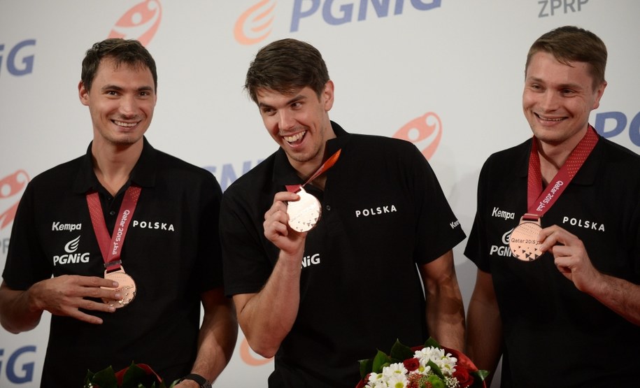 Krzysztof Lijewski, Piotr Chrapkowski i Michał Szyba podczas powitania na Okęciu /Bartłomiej Zborowski /PAP