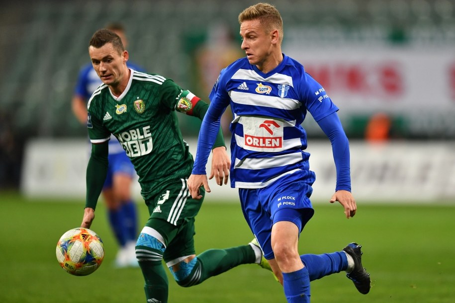 Krzysztof Mączyński i Mateusz Szwoch podczas meczu Śląsk - Wisła / 	Maciej Kulczyński    /PAP/EPA