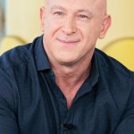 Krzysztof Miruć Krzysztof Miruć grzmiał na rodaków z pralką w łazience. Nie do wiary, gdzie sam ją kisi