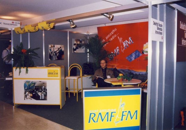 Krzysztof Nepelski na stoisku, gdzie prezentuje się ówczesny RMF /Archiwum RMF FM /