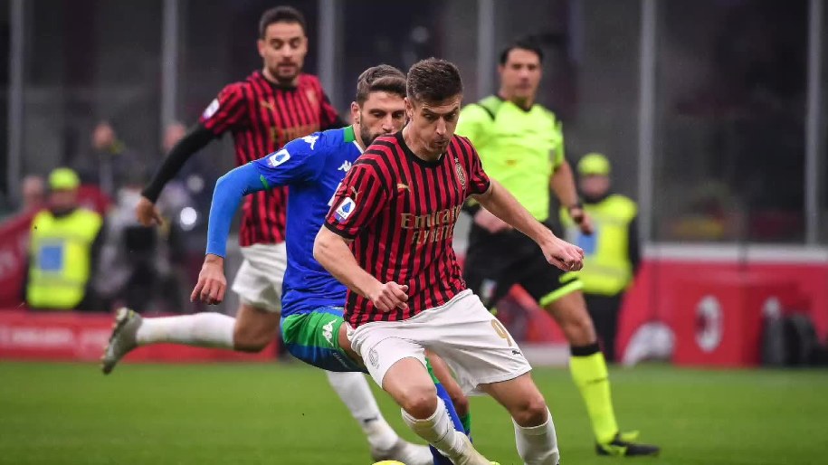 Krzysztof Piątek podczas meczu ligowego /PressFocus /X-news