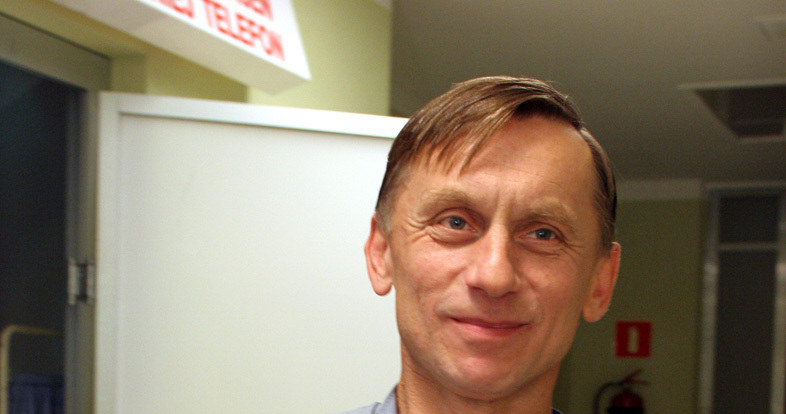 Krzysztof Tyniec na planie serialu "Daleko od noszy", 2005 rok /Zawada /AKPA