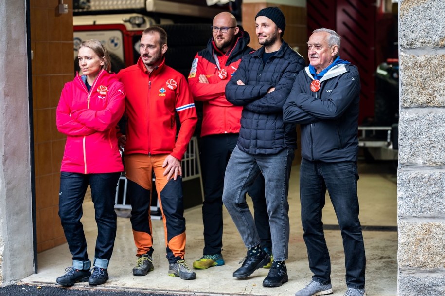 Krzysztof Wielicki, Andrzej Bargiel, Kinga Baranowska i ratownicy z Podhalańskiej Grupy GOPR już po raz trzeci spotkali się, żeby przygotować dedykowaną pomoc dla potrzebującej rodziny ze Szlachetnej Paczki. /Materiały prasowe