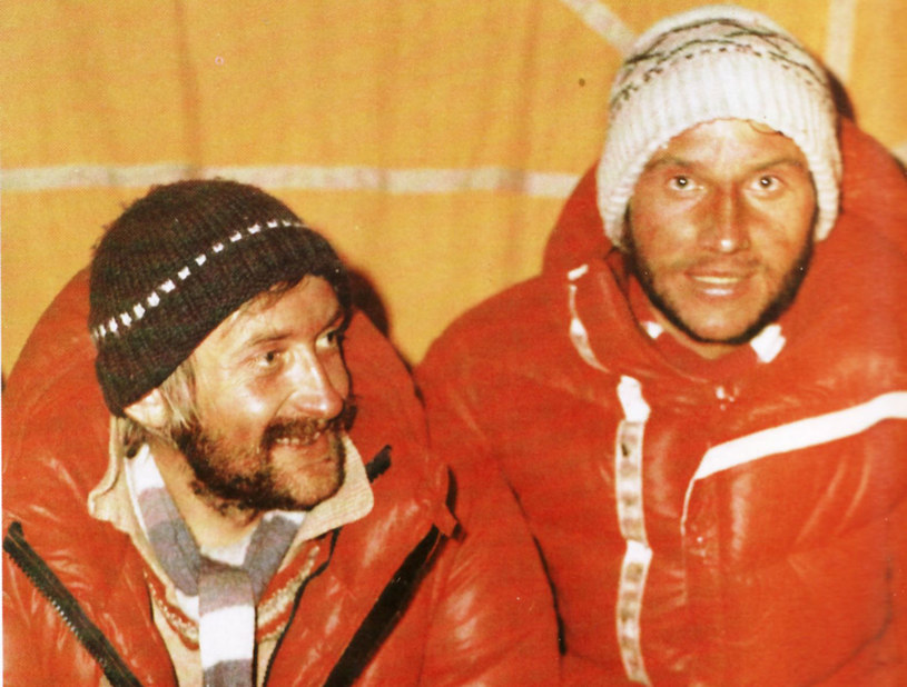 Krzysztof Wielicki i Leszek Cichy celebrują wejście na Mount Everest fot. Bogdan Jankowski /Wikimedia