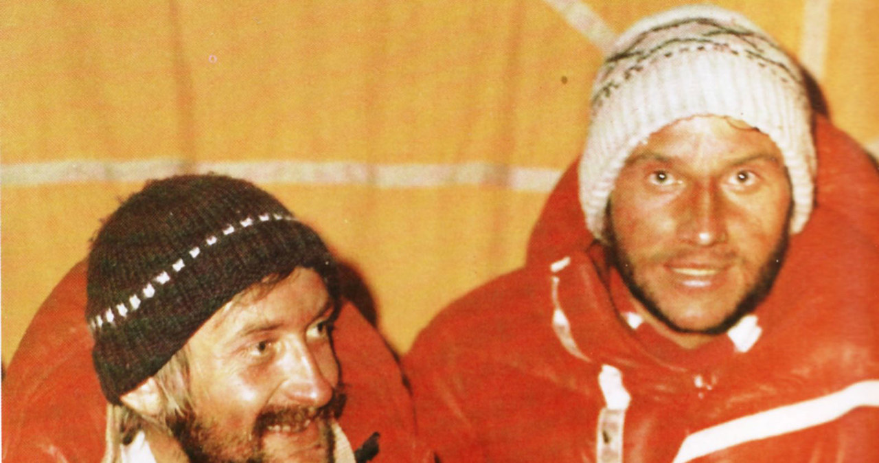 Krzysztof Wielicki i Leszek Cichy celebrują wejście na Mount Everest fot. Bogdan Jankowski /Wikimedia
