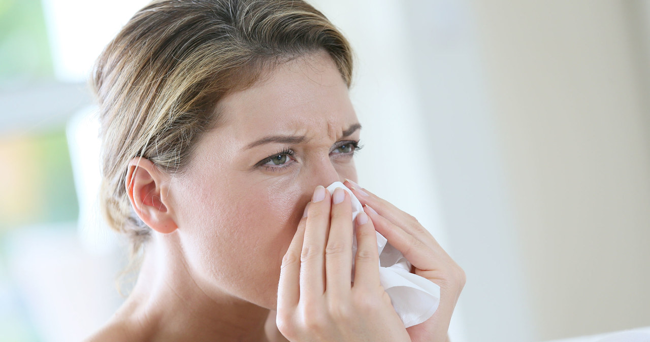 Krzywa przegroda nosowa może być przyczyną nawracających infekcji górnych dróg oddechowych /123RF/PICSEL