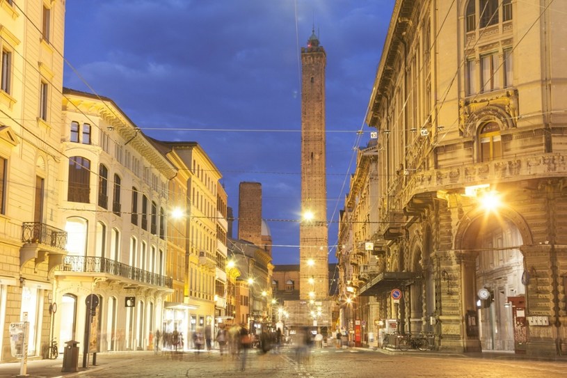 "Krzywa wieża" w Bolonii może się zawalić. /robertharding /East News