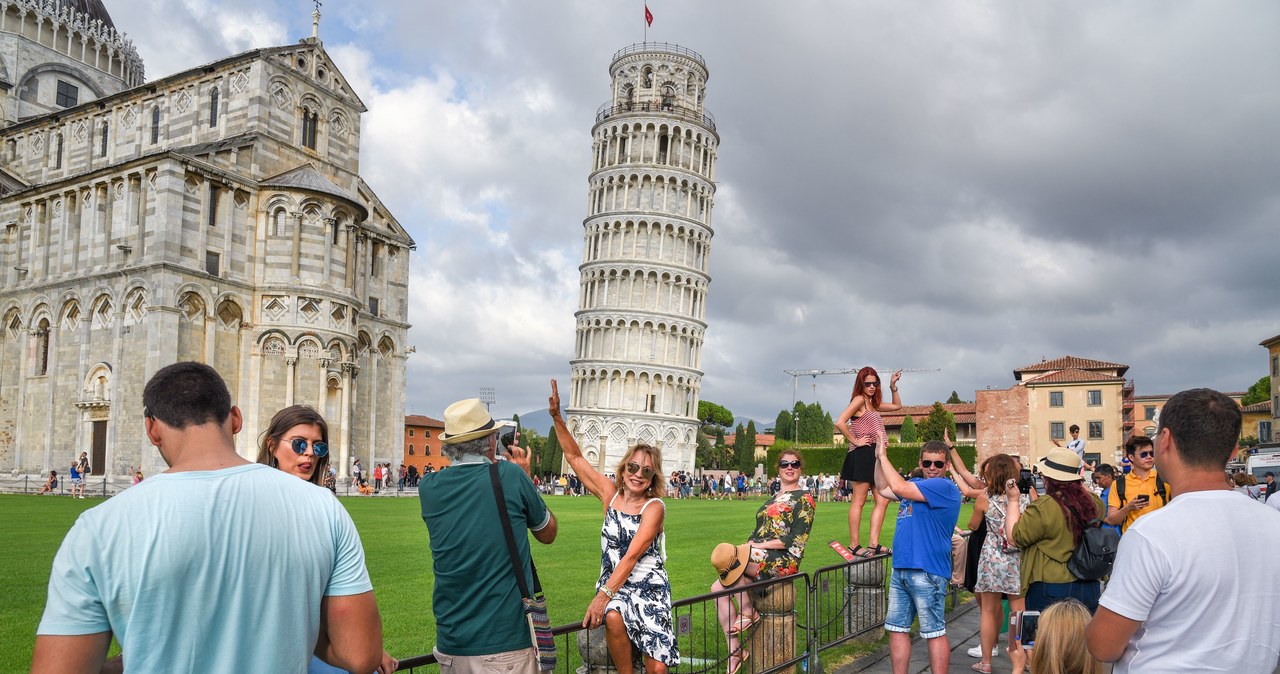 Krzywa wieża w Pizie - w rzeczywistości turyści przyjmują dziwne pozy /©miragik/123RF.COM /123RF/PICSEL
