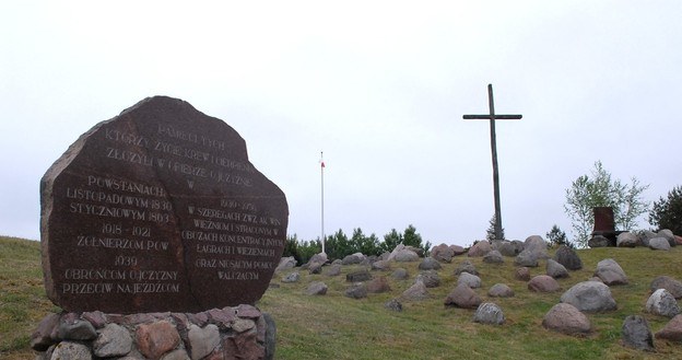 Krzyż i obelisk upamiętniające ofiary stalinizmu na ziemi augustowskiej w Gibach fot. Michał Kość /East News