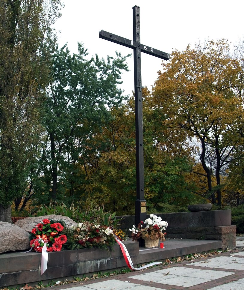 Krzyż na stokach Cytadeli w miejscu stracenia Romualda Traugutta /Krzysztof Chojnacki /East News