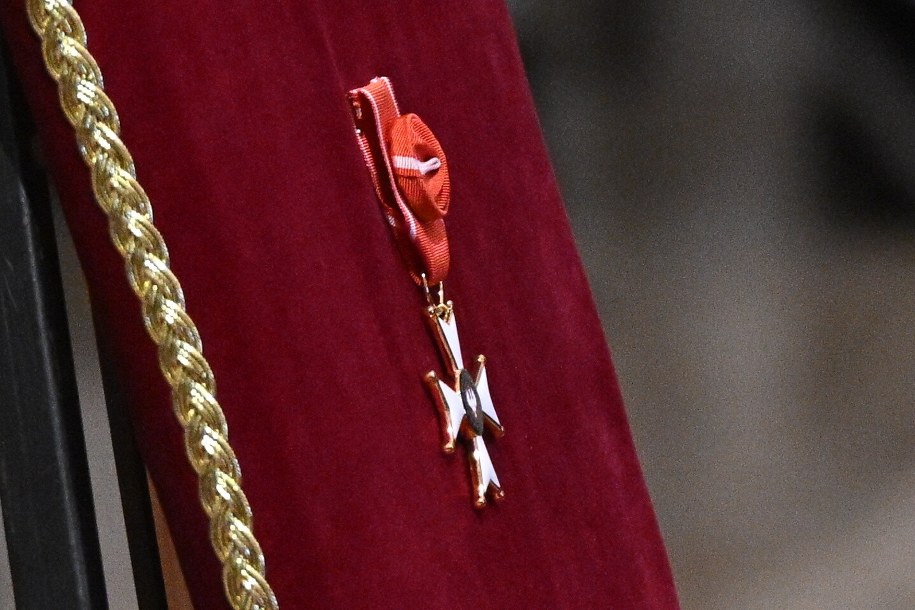 Krzyż Oficerski Orderu Odrodzenia Polski podczas uroczystości pogrzebowych Jacka Magiery /Radek Pietruszka /PAP