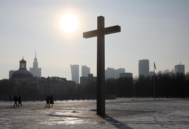 Krzyż papieski na placu Piłsudskiego w Warszawie, gdzie powstać ma pomnik Lecha Kaczyńskiego /Paweł Supernak /PAP