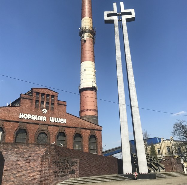 Krzyż przed kopalnią "Wujek" w Katowicach /Marcin Buczek /RMF FM