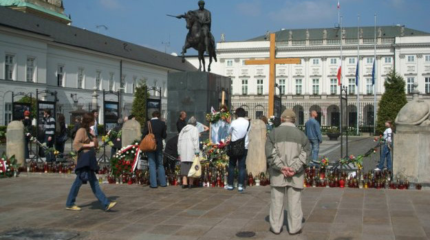 Krzyż przed Pałacem Prezydenckim / fot. Piotr Gamdzyk /Reporter