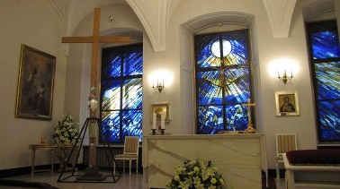 Krzyż trafił do kaplicy w Pałacu