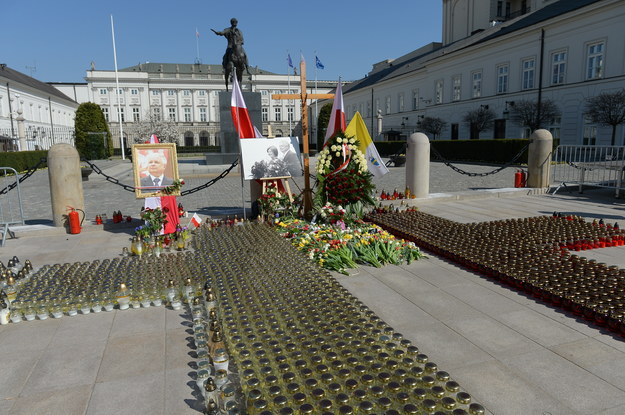 Krzyż ułożony ze zniczy przed Pałacem Prezydenckim /Marcin Obara /PAP