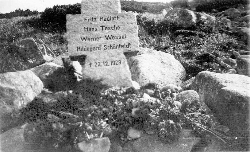 „Krzyż Wessela” (niem. „Wessel Denkmal”) – pomnik ofiar śnieżycy w Karkonoszach z 22 grudnia 1929 roku. Znajdował się na zboczu Smogorni /fot. arch. Dariusz Łukasik /Odkrywca