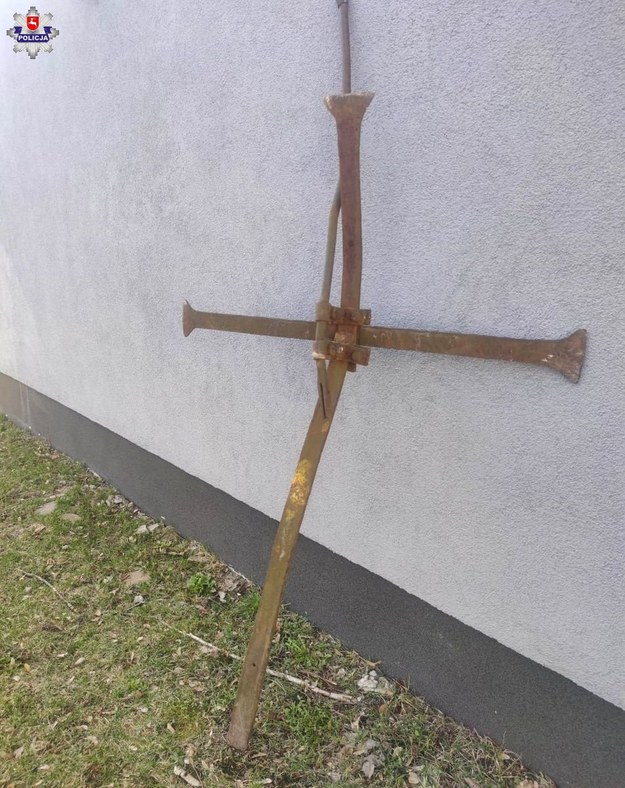 Krzyż z 1920 roku wisiał na ruinach cerkwi /Lubelska Policja /