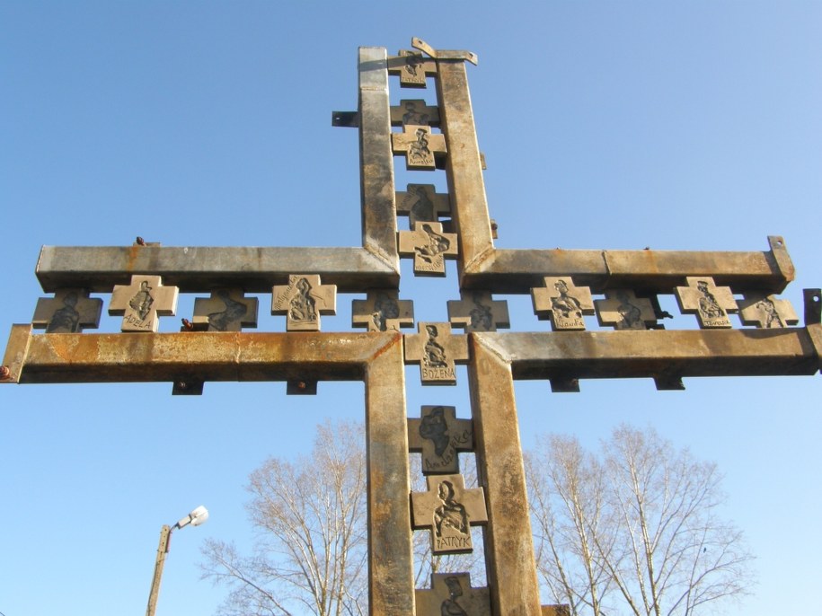 Krzyż z imionami ofiar tragicznego pożaru /Aneta Łuczkowska /RMF FM