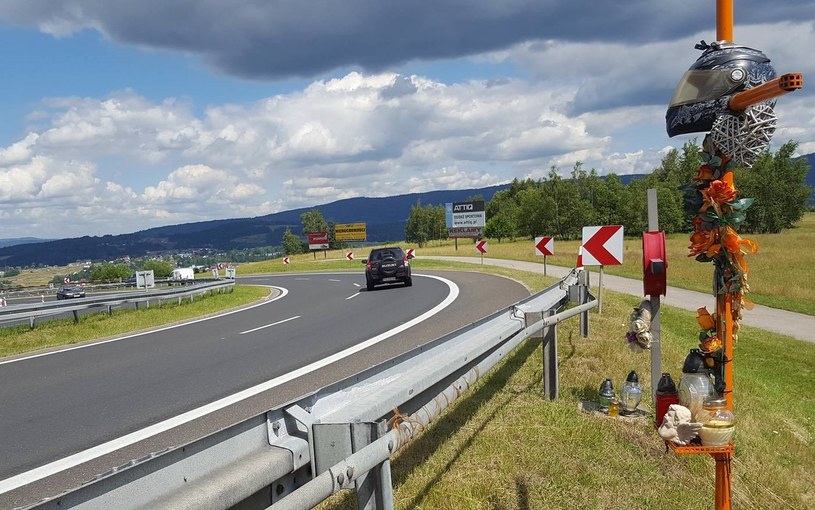 Krzyż z kaskiem na "patelniach" /INTERIA.PL