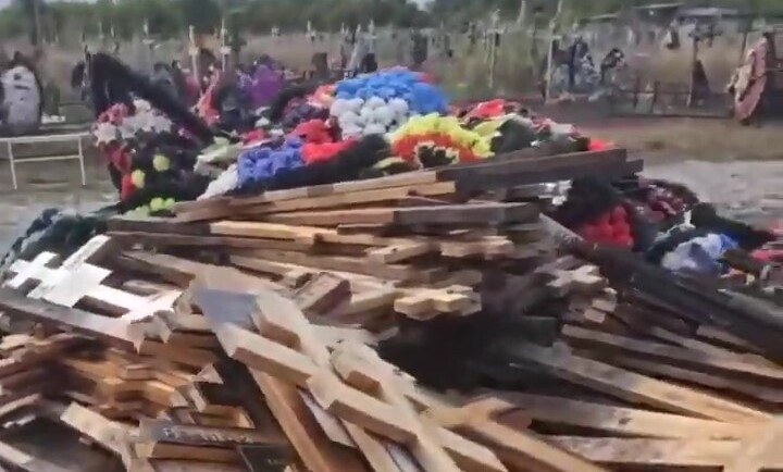 Krzyże i wieńce na cmentarzu w Nikołajewce / @Meduza, Youtube /