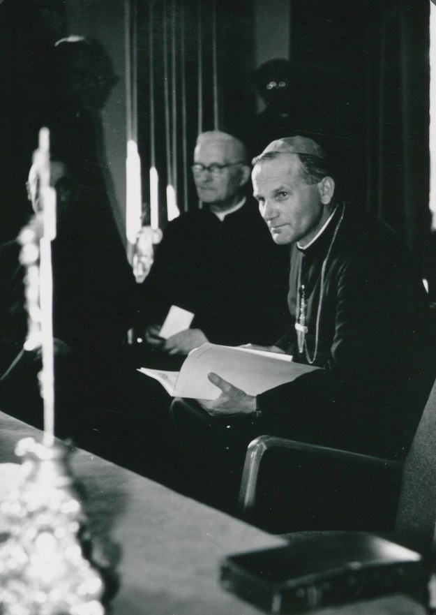 Ks. abp Karol Wojtyła po wygłoszonym referacie (1964) /fot. Marian Hałasa/KUL /