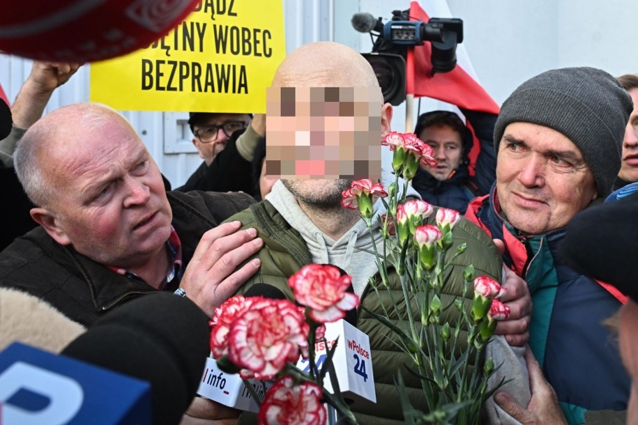 Ks. Michał O. (C), podejrzany w śledztwie ws. Funduszu Sprawiedliwości, po wyjściu w październiku 2024 r. z Aresztu Śledczego w Warszawie - Służewcu /Radek  Pietruszka /PAP